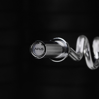 Verchroomde halterstang met gewichten voor biceps curls close up