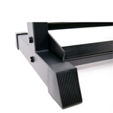 Stijlvol dumbbellrek zwart in moderne fitnessruimte voeten close up